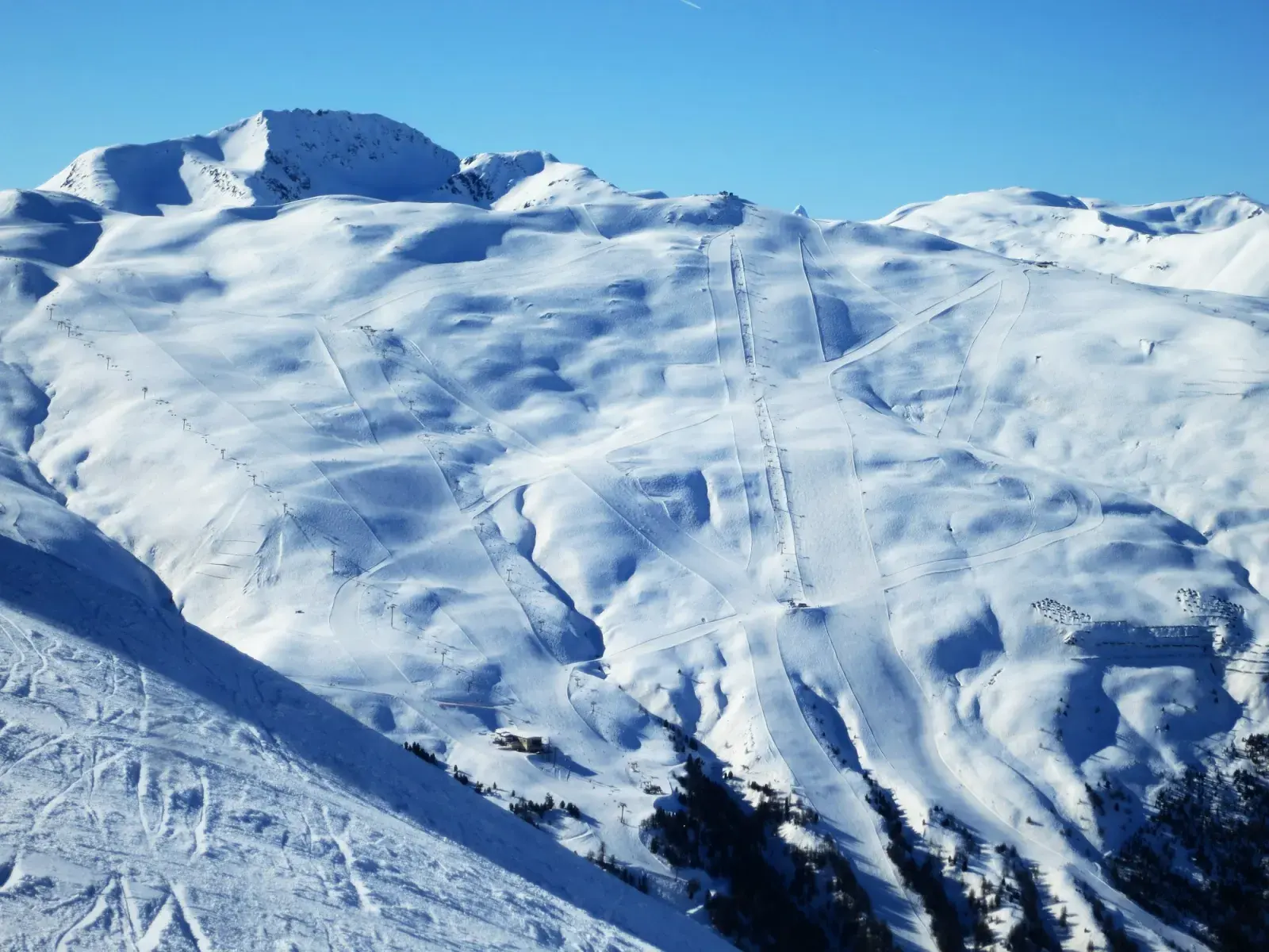 Le piste del Carosello 3000 a Livigno, larghe e battute, con gli impianti di risalita